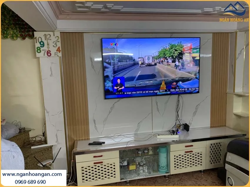 Phòng Khách Được Ốp Tường Bằng Tấm Nhựa PVC Giả Đá Đẹp Và Thu Hút Phòng Khách Được Ốp Tường Bằng Tấm Nhựa PVC Giả Đá Đẹp Và Thu Hút